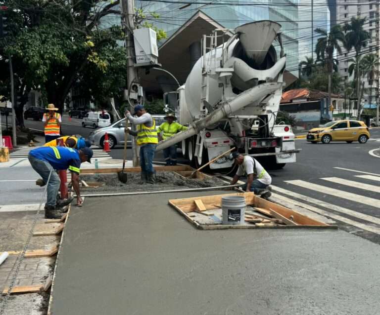 Alcaldía de Panamá recupera aceras y fortalece el uso seguro de los espacios públicos en varios corregimientos