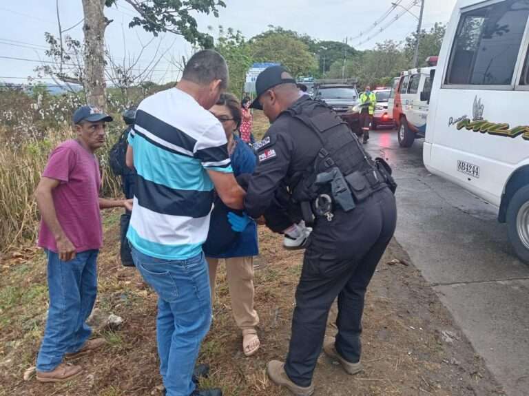 Policía Municipal brinda apoyo a heridos en accidente vehicular 