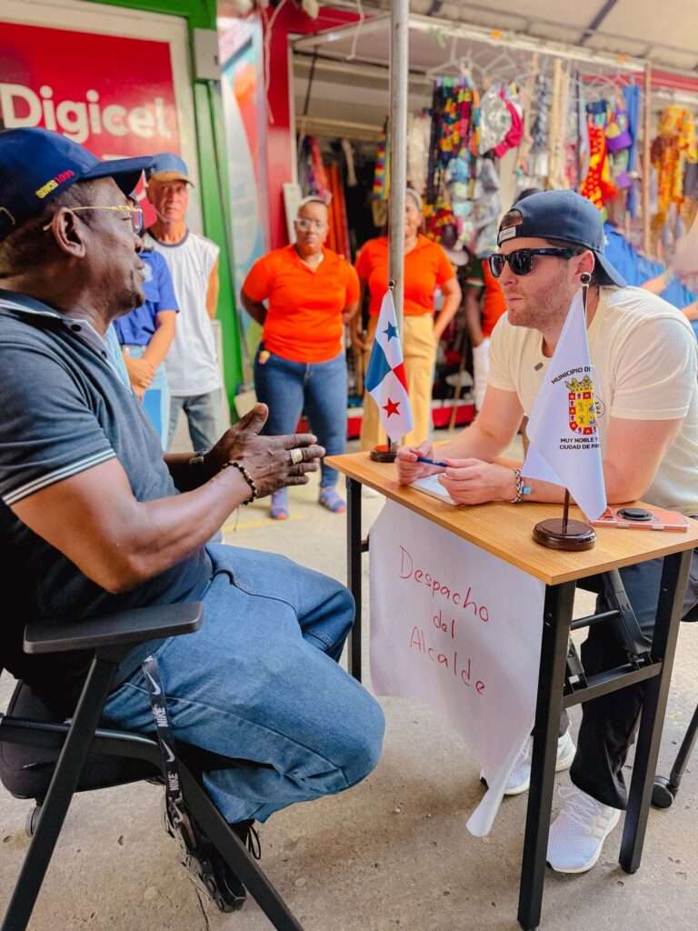 Alcalde Mayer Mizrachi recorre Mercado El Cruce y escucha a microempresarios