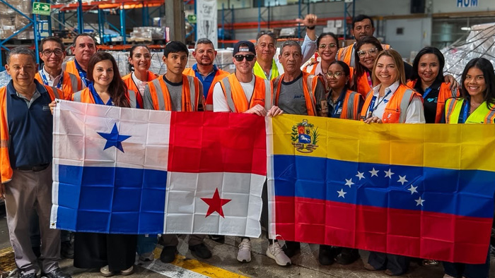 equipo de trabajo con banderas de panama y venezuela