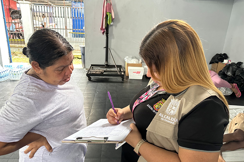atendiendo las necesidades de los afectados por el incendio en los caserones 346 y 347 en San Felipe.