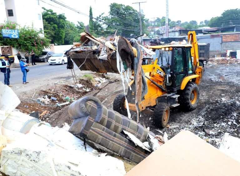 Alcaldía Panamá cita a recicladoras de Pueblo Nuevo por vertedero improvisado