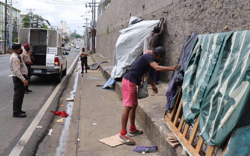 Alcaldía de Panamá, PN y BCBP realizan limpieza en la Avenida Nacional para evitar que personas sin techo ocupen el lugar