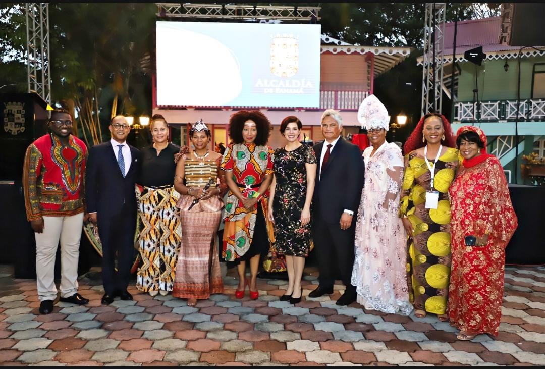 La imagen muestra a los Reyes y Reinas y Jefes Tribales de Africa junto a representantes del Municipio de Panamá