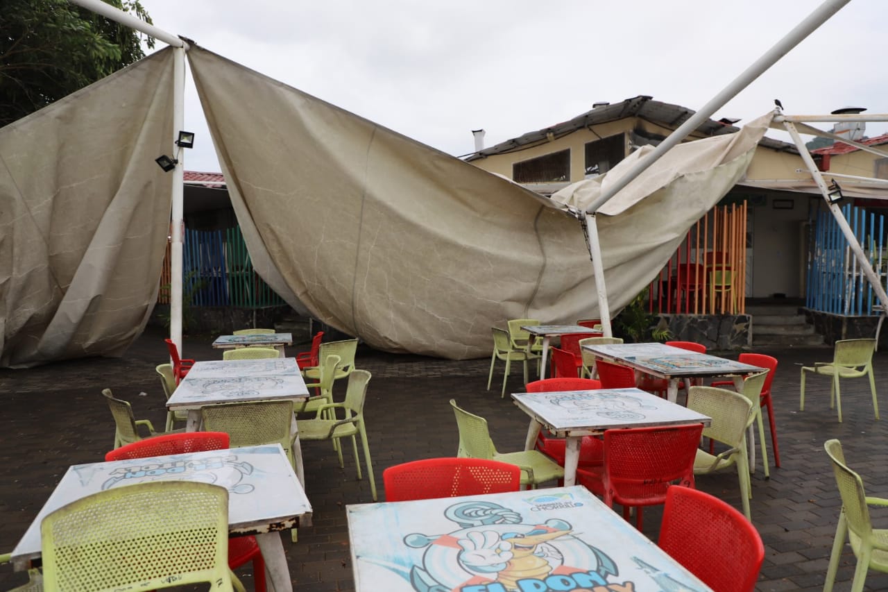 Los fuertes vientos, registrados la tarde de este miércoles 20 de julio, ocasionaron afecciones en el complejo de restaurantes Sabores del Chorrillo, ubicado en la Cinta Costera 3.