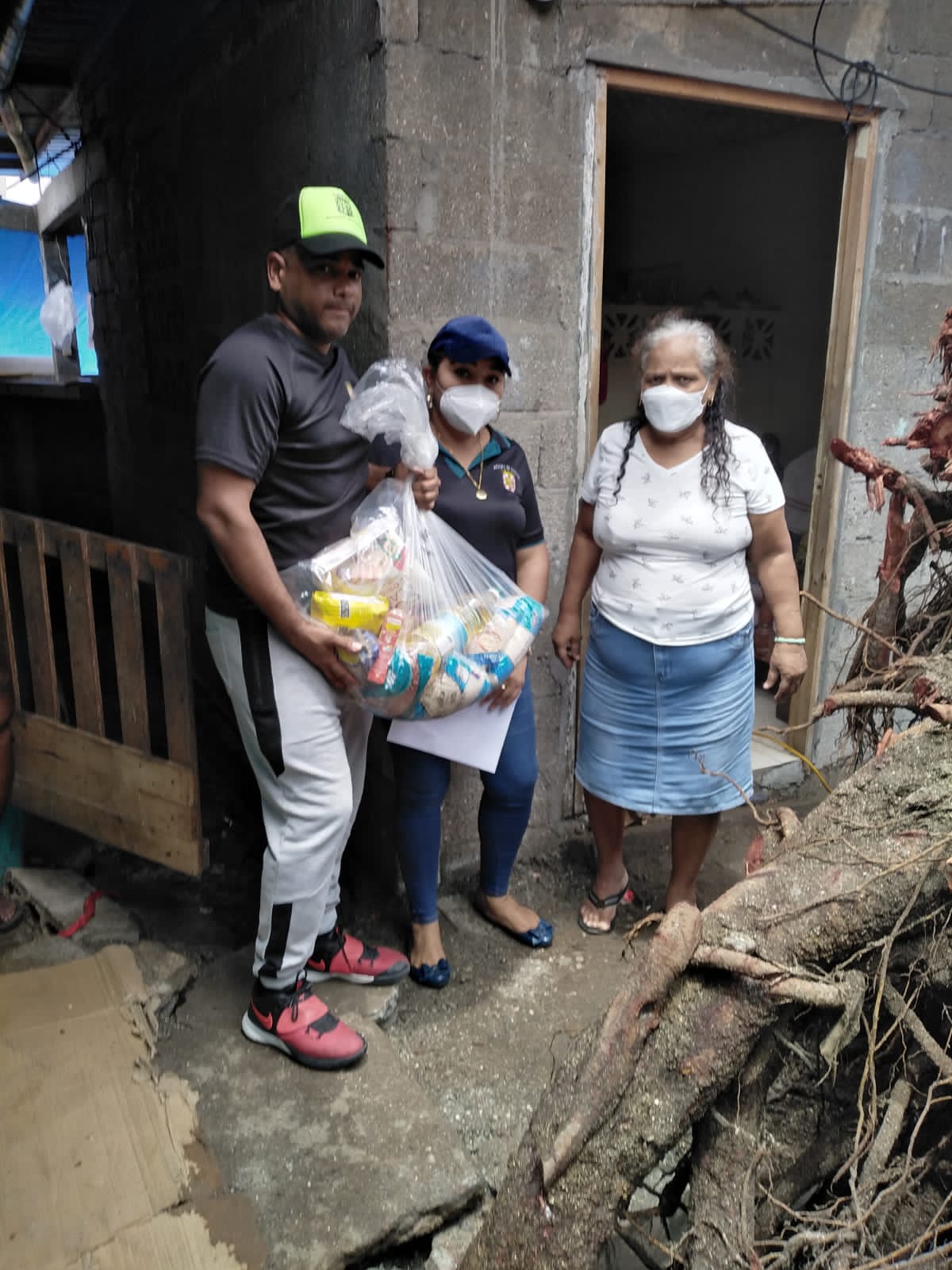 Familias afectadas por las lluvias reciben ayuda social.