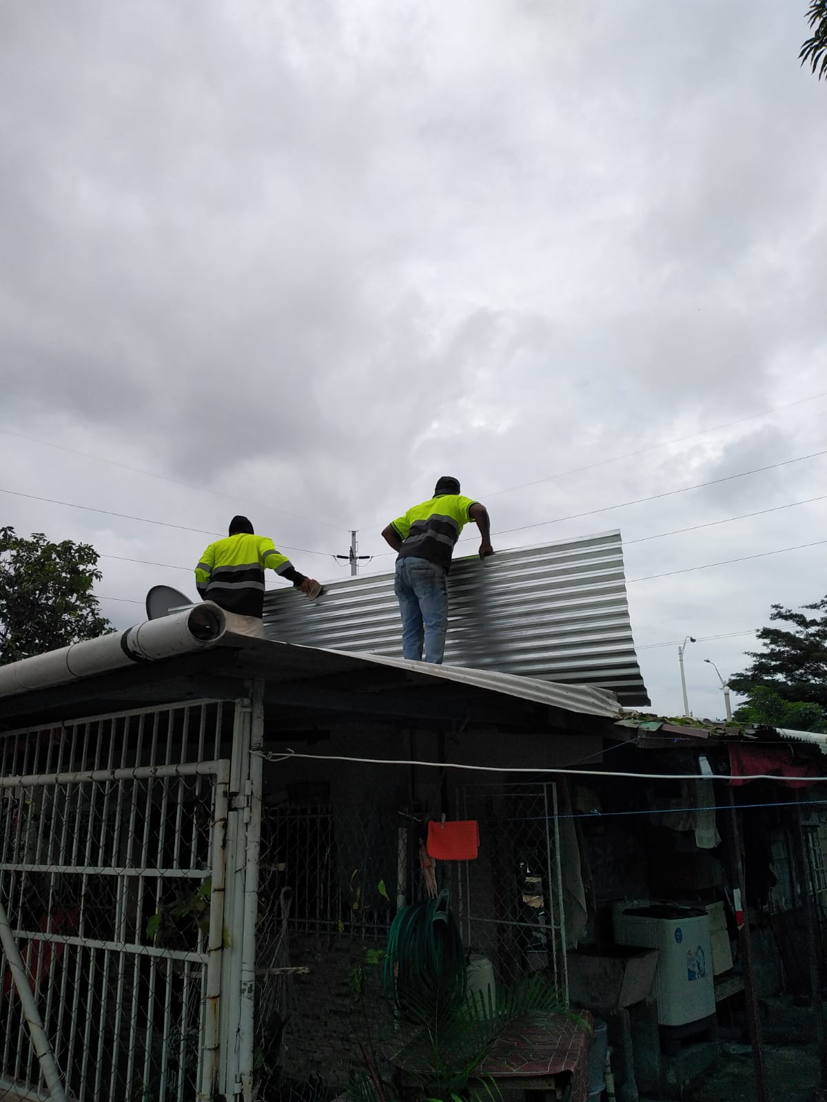 Familias afectadas por las lluvias reciben ayuda social.