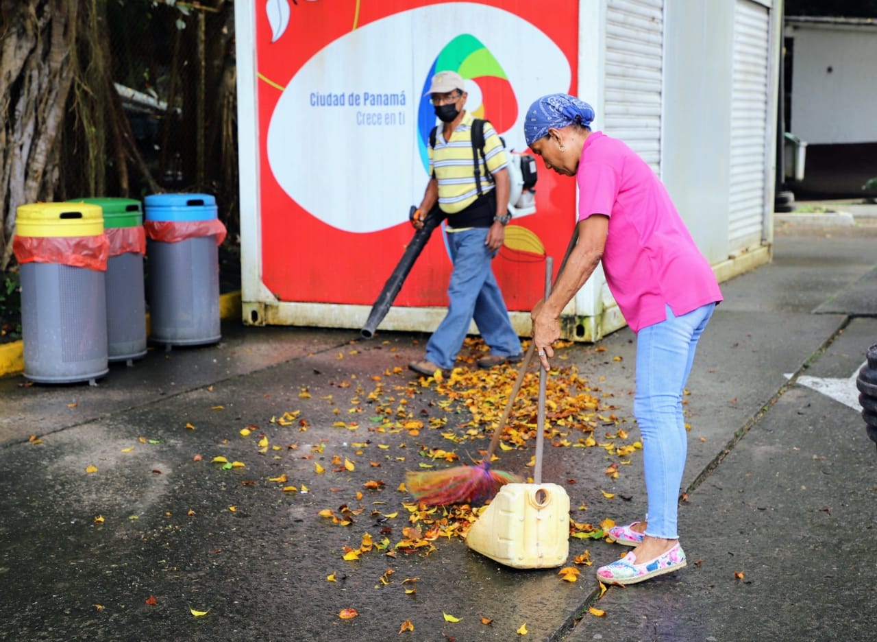 Equipo de Voluntariado Municipal realiza jornada de limpieza en Mi Pueblito Afroantillano.