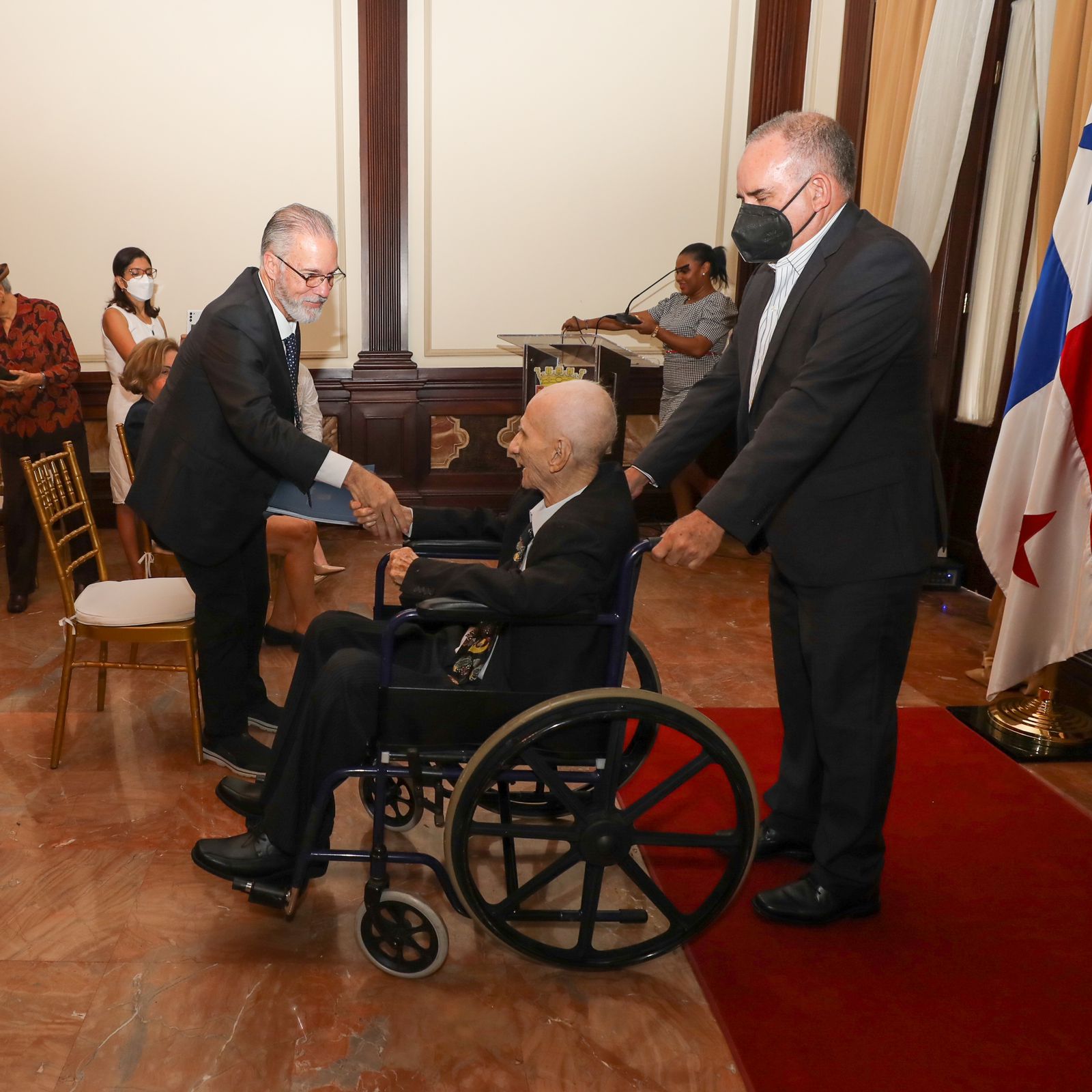 Alcaldía de Panamá entrega las llaves de la ciudad al distinguido poeta, historiador y diplomático Álvaro Menéndez Franco