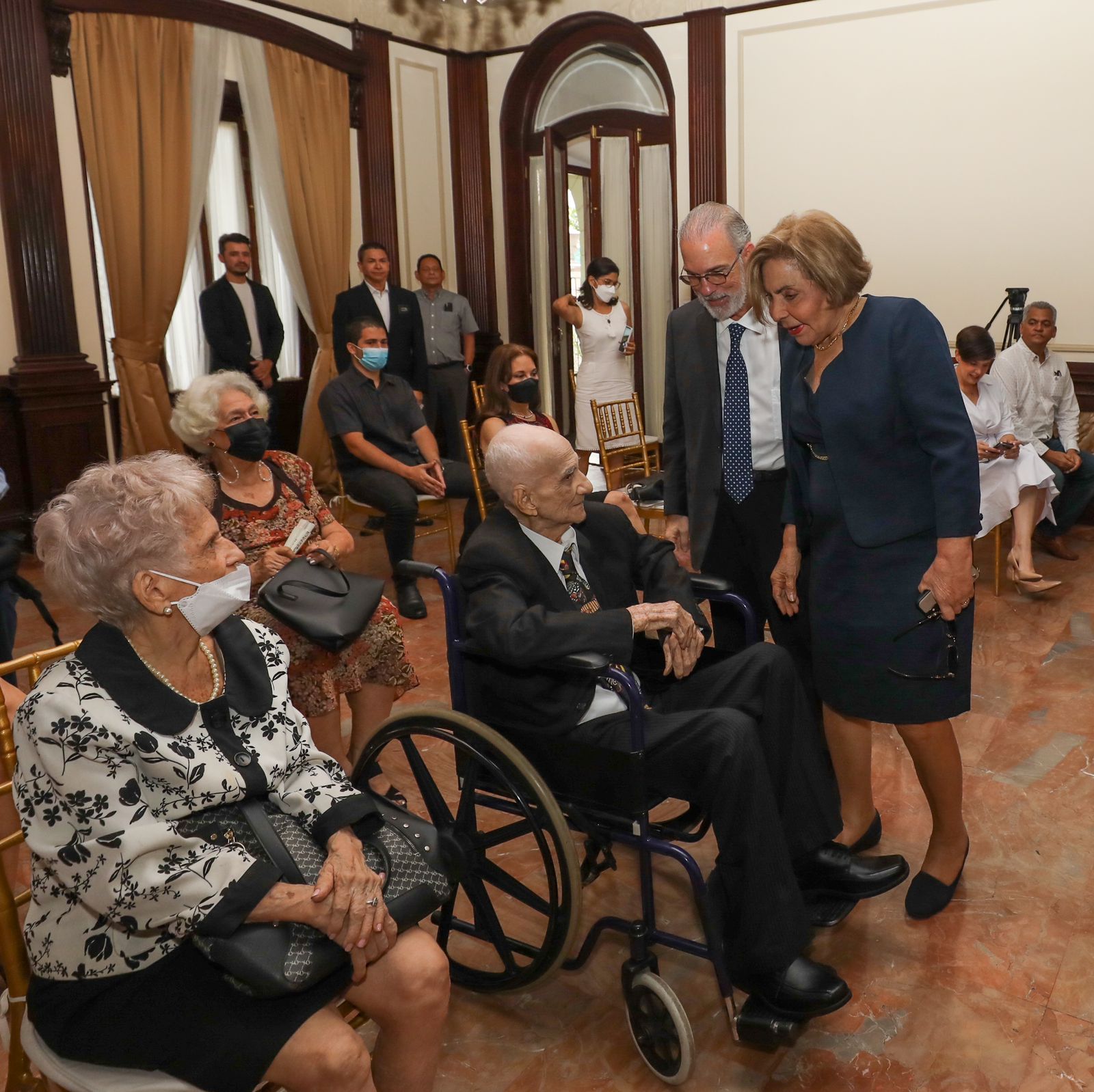 Alcaldía de Panamá entrega las llaves de la ciudad al distinguido poeta, historiador y diplomático Álvaro Menéndez Franco