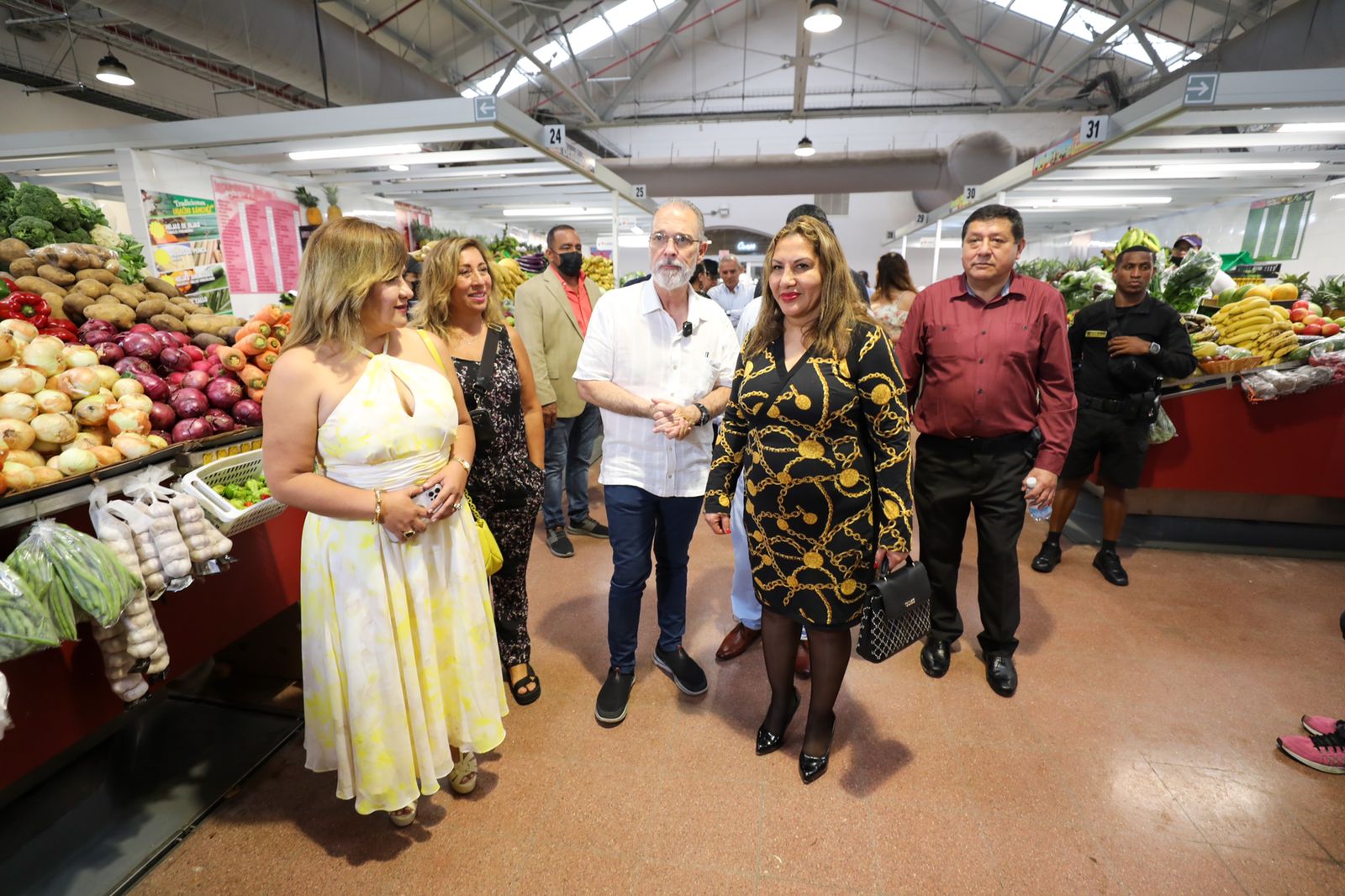 Delegación comercial de Perú visita Mercado San Felipe Neri