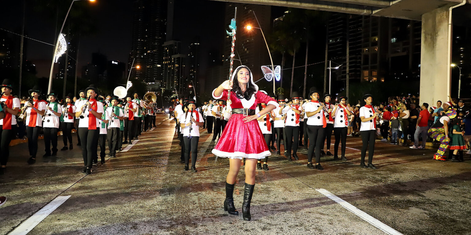 La Navidad, el desfile, el encendido de luces, los niños y la familia capitalina