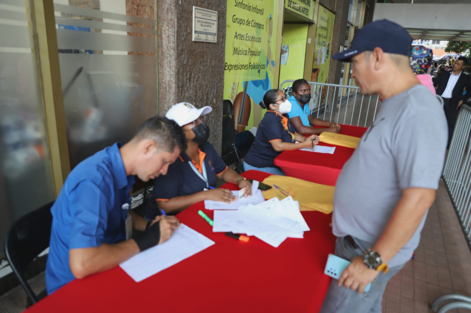 Alcaldía avanza con la entrega de permisos para buhoneros y ventas de comida en las rutas del desfile