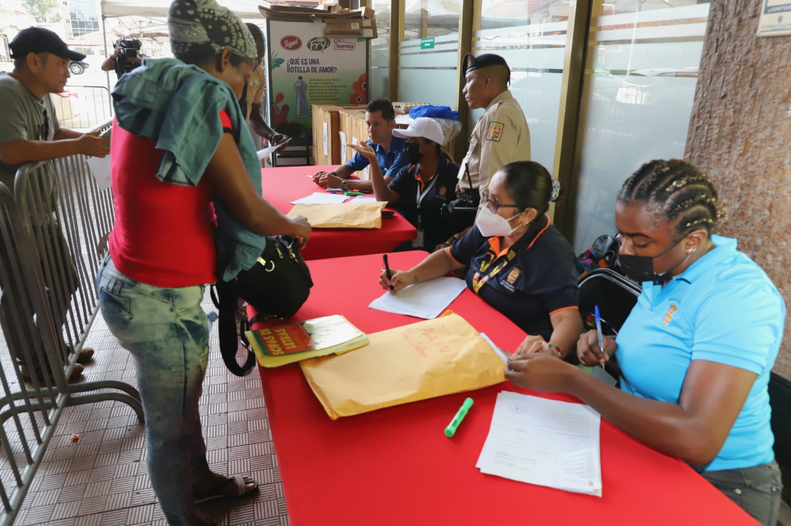 Alcaldía avanza con la entrega de permisos para buhoneros y ventas de comida en las rutas del desfile