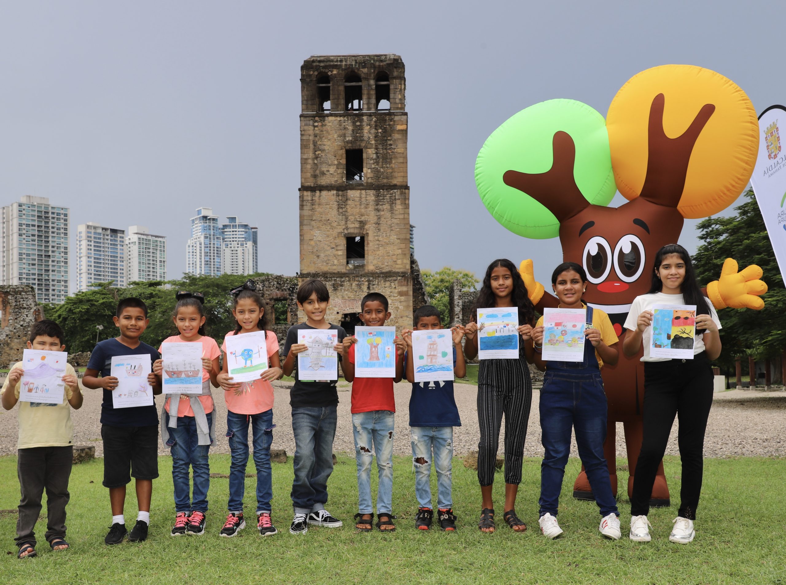 Niños y niñas plasman en dibujos la hermandad entre Panamá e Imabari