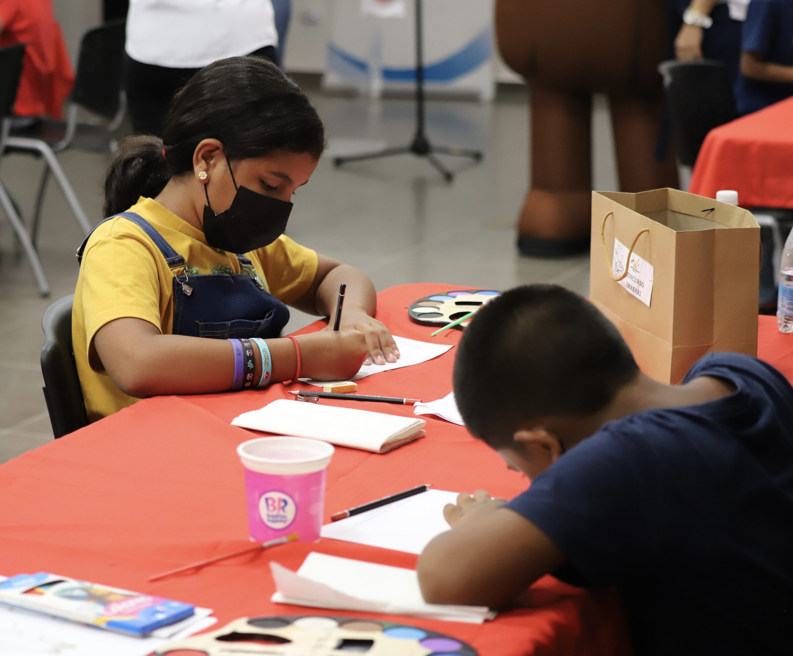 Niños y niñas plasman en dibujos la hermandad entre Panamá e Imabari