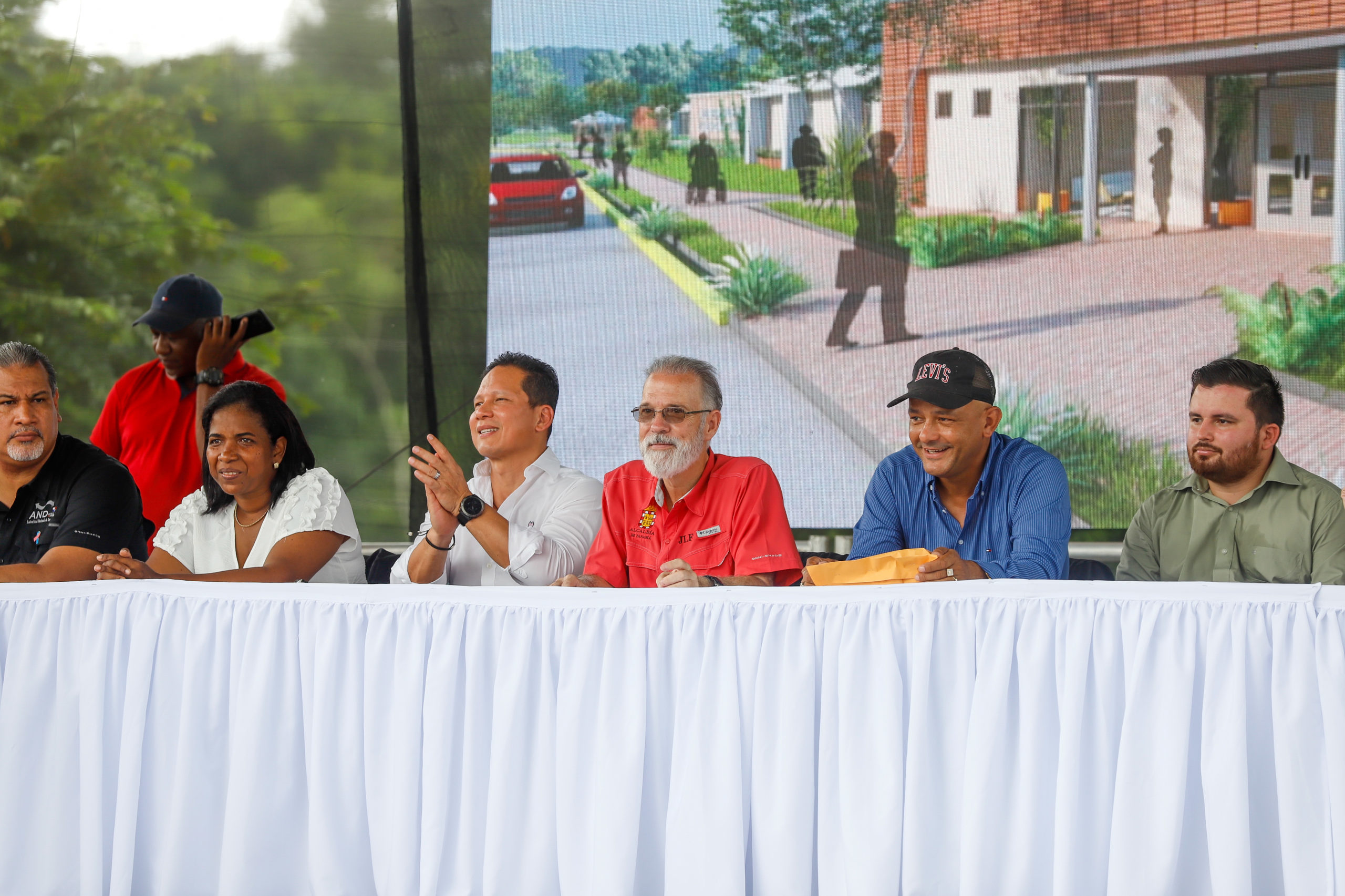 Alcalde anuncia obras de gran impacto social en Las Garzas