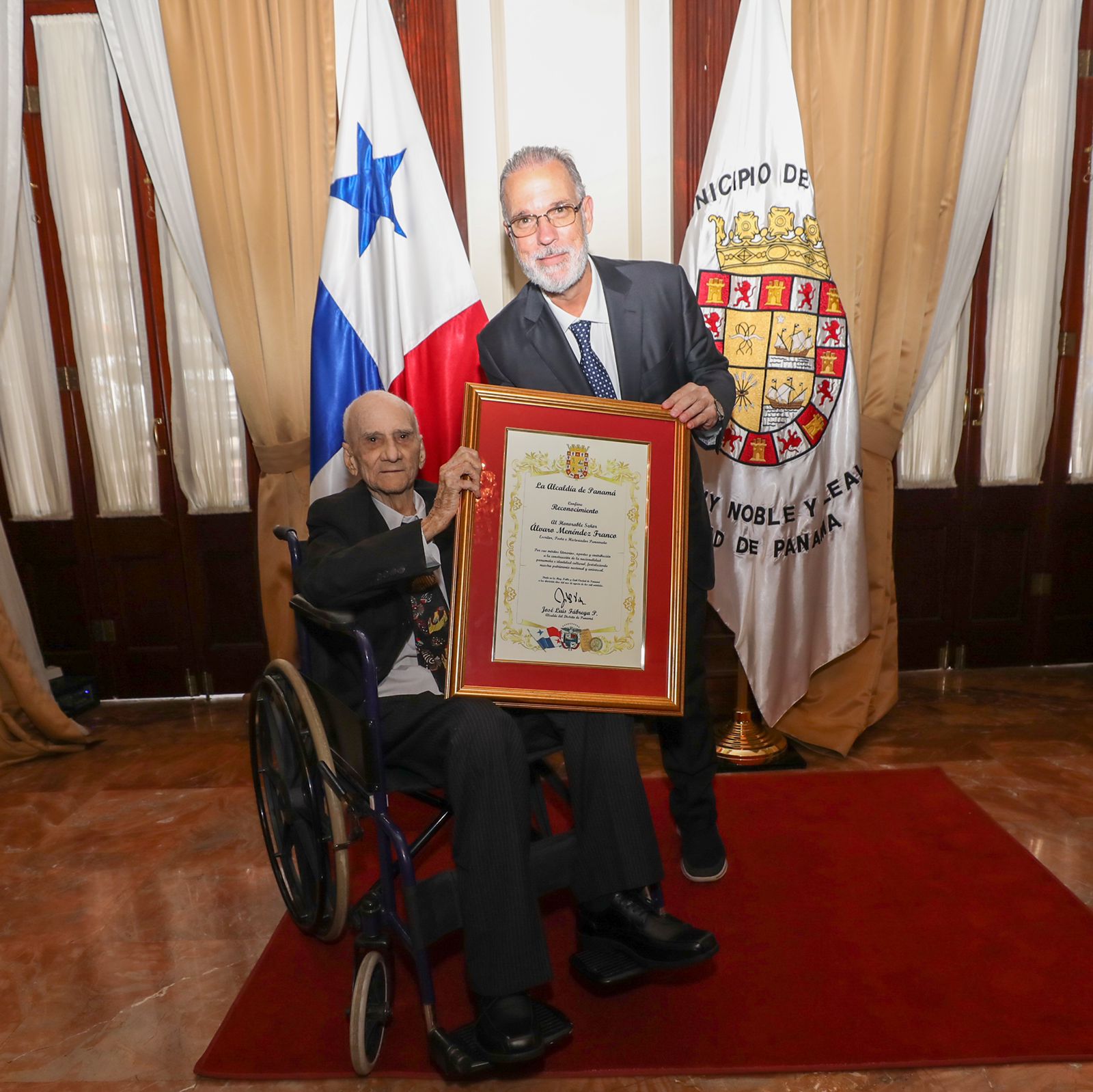 Alcaldía de Panamá entrega las llaves de la ciudad al distinguido poeta, historiador y diplomático Álvaro Menéndez Franco