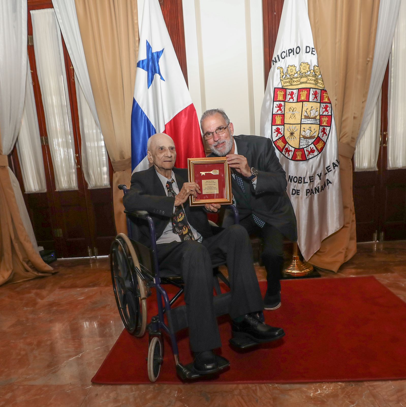 Alcaldía de Panamá entrega las llaves de la ciudad al distinguido poeta, historiador y diplomático Álvaro Menéndez Franco