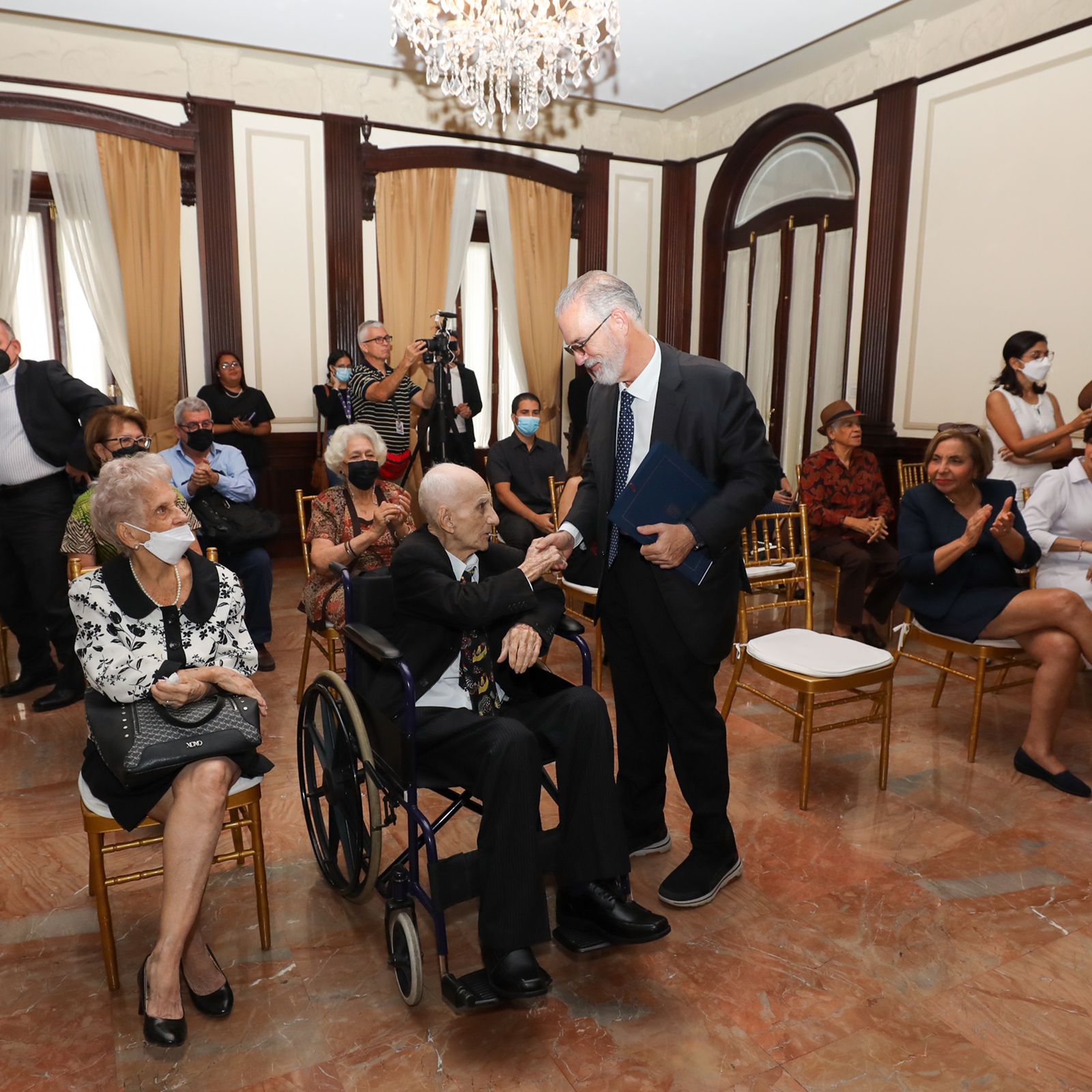 Alcaldía de Panamá entrega las llaves de la ciudad al distinguido poeta, historiador y diplomático Álvaro Menéndez Franco