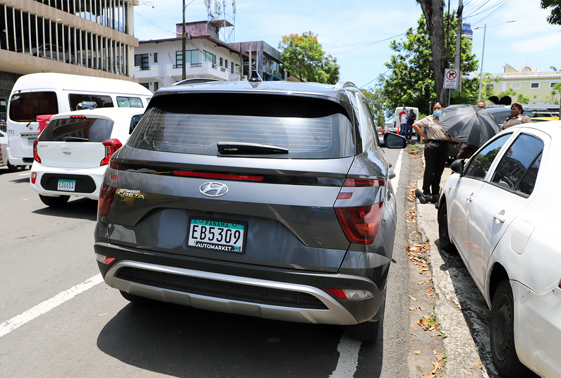 Atropellan a un agente municipal frente al Edificio Hatillo