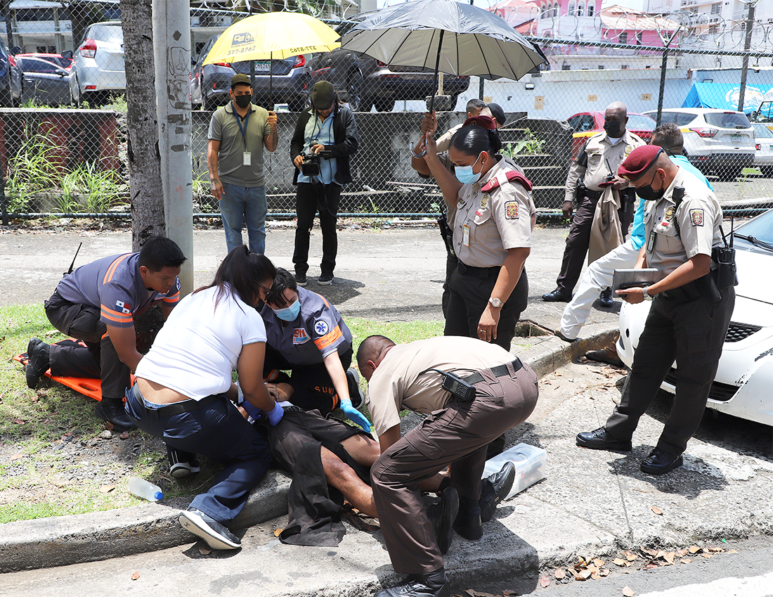 Atropellan a un agente municipal frente al Edificio Hatillo