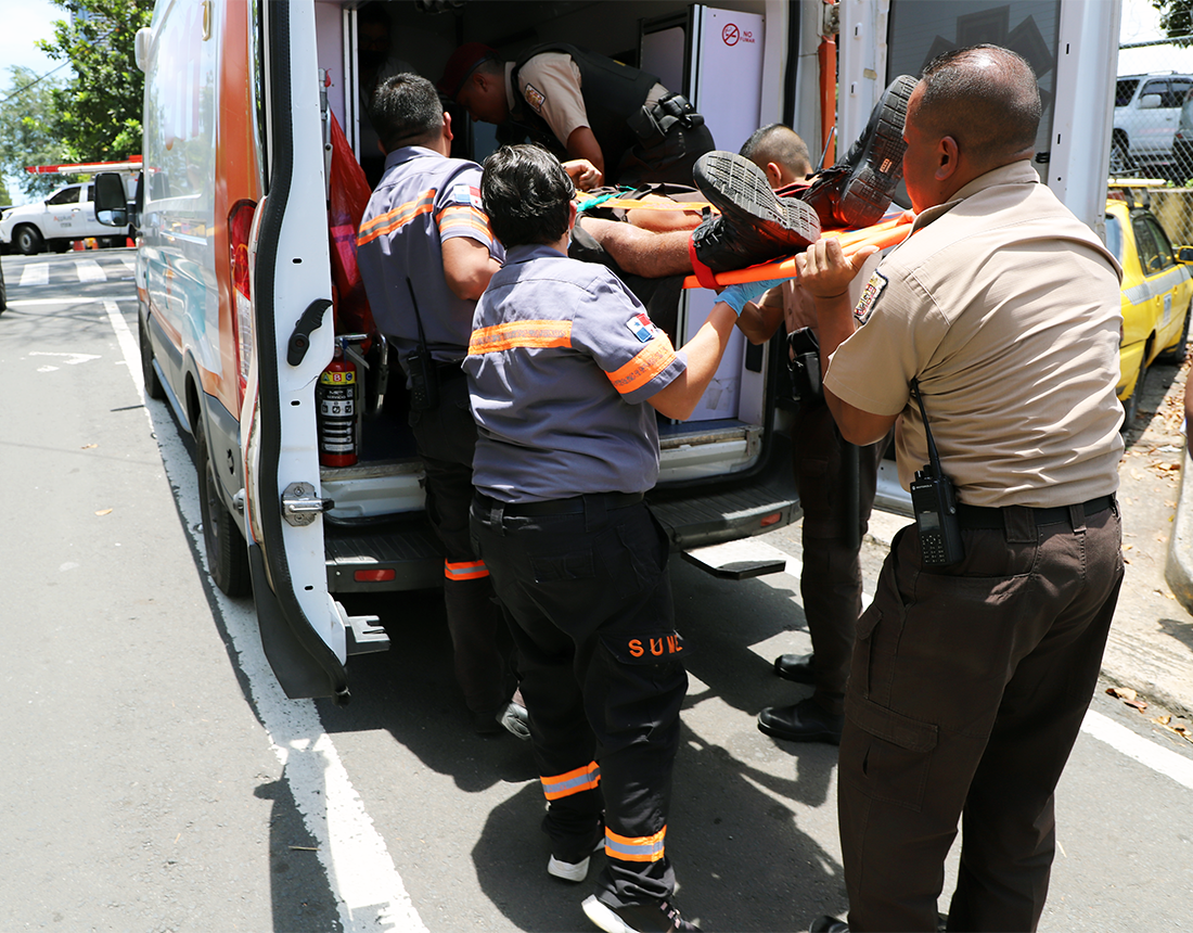 Atropellan a un agente municipal frente al Edificio Hatillo