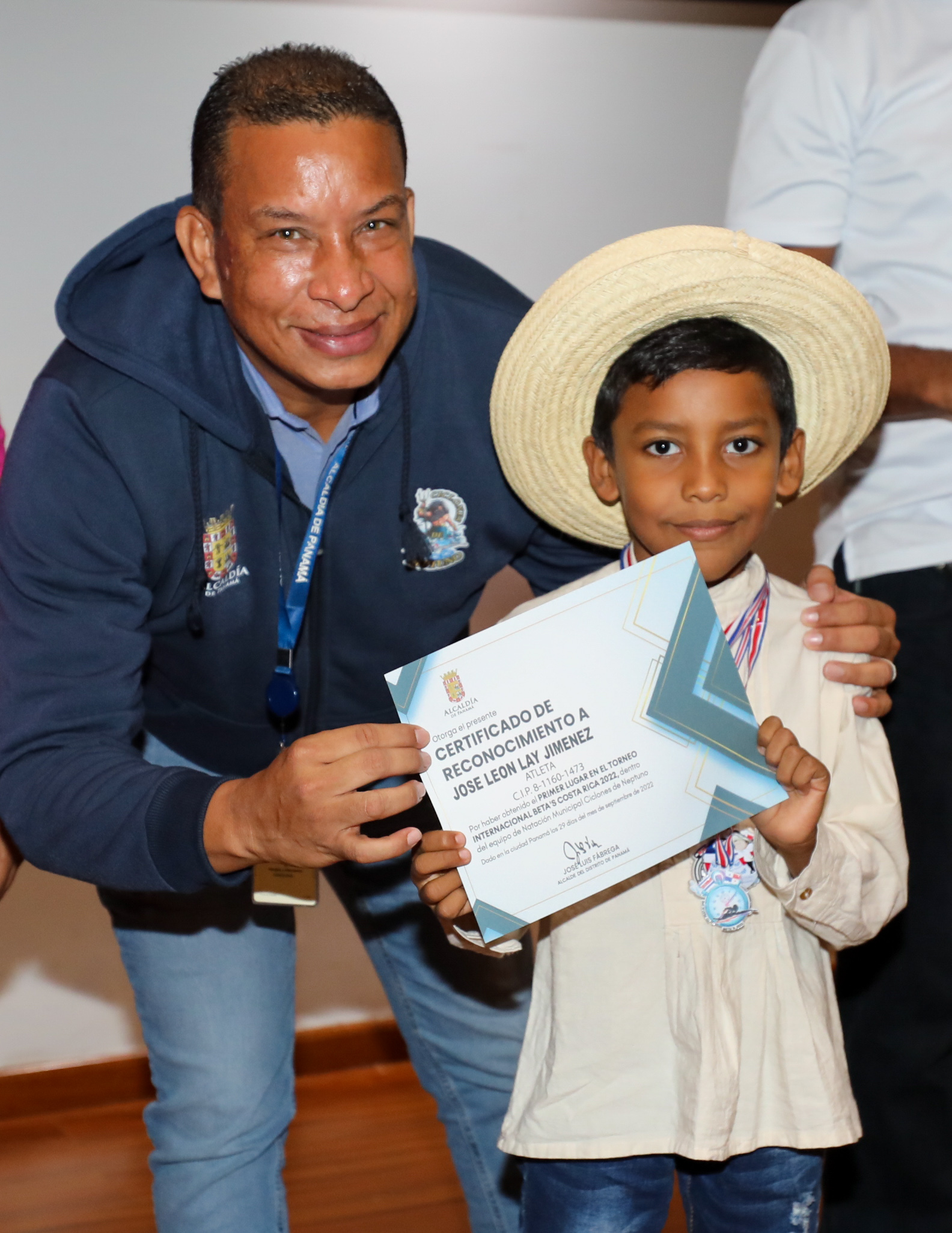 Fábrega recibe a equipo ganador en torneo de natación en Costa Rica