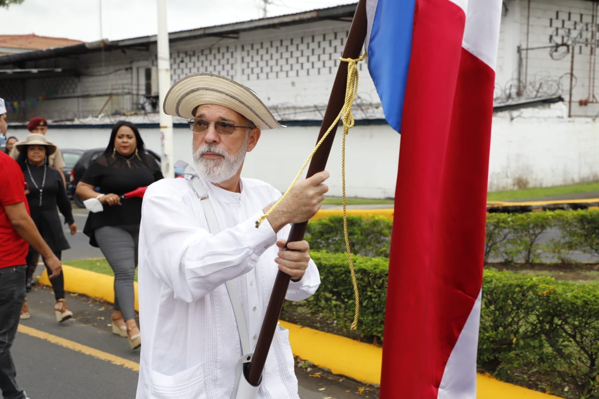Alcalde Fábrega porta la bandera tricolor en el desfile de celebración de los 503 años de Panamá La Vieja