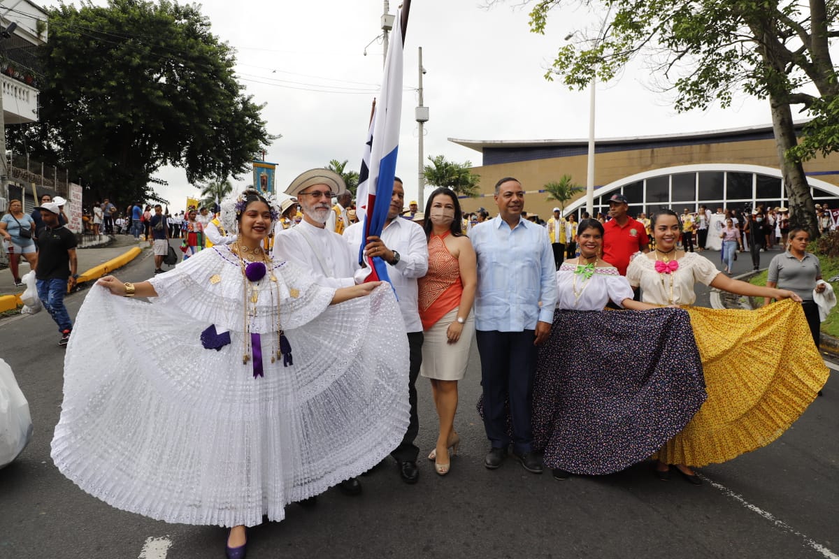 Alcalde Fábrega porta la bandera tricolor en el desfile de celebración de los 503 años de Panamá La Vieja