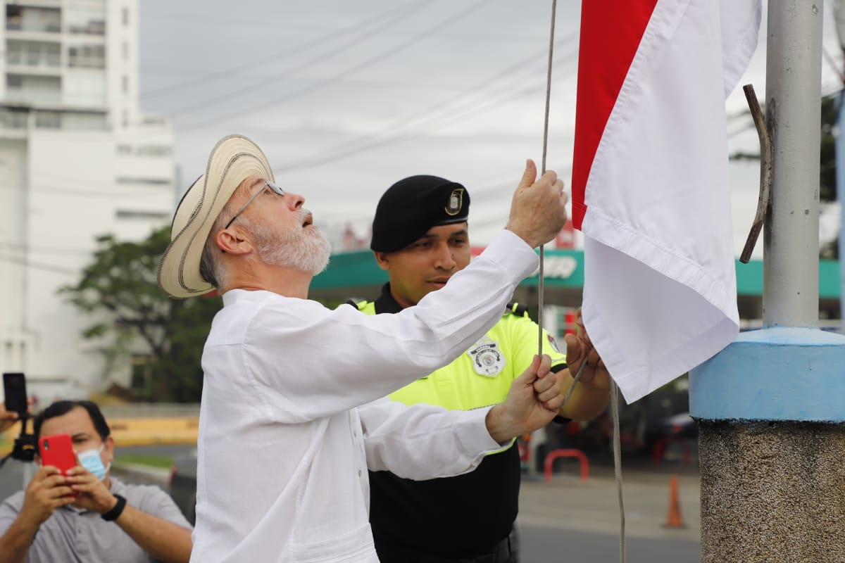 Alcalde Fábrega porta la bandera tricolor en el desfile de celebración de los 503 años de Panamá La Vieja