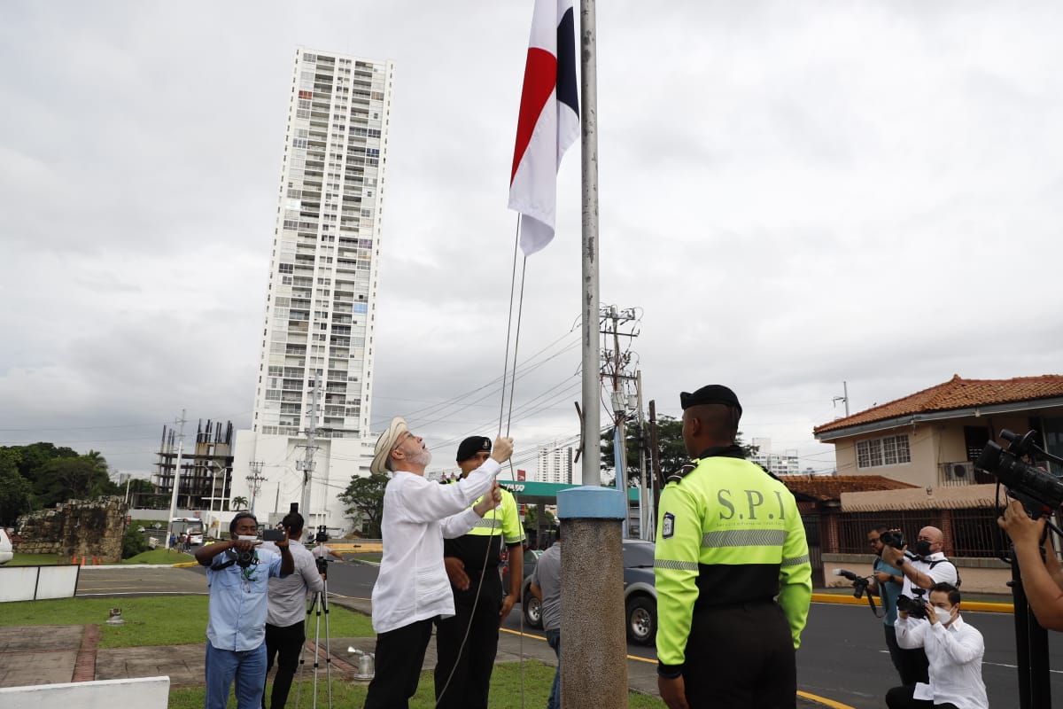 Alcalde Fábrega porta la bandera tricolor en el desfile de celebración de los 503 años de Panamá La Vieja