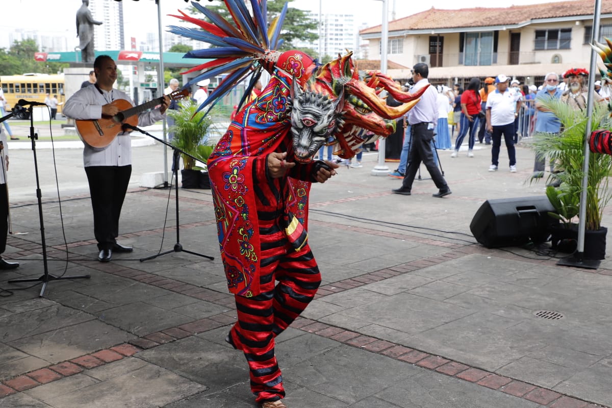 Alcalde Fábrega porta la bandera tricolor en el desfile de celebración de los 503 años de Panamá La Vieja